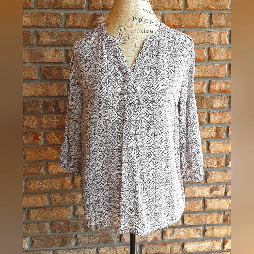 Anne Carson Long Sleeve Printed Casual Top.